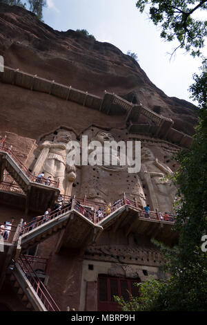 Maijishan Grotten in der Nähe von Tianshui, Gansu Province, China, Asien. Ort, Höhlen und Grotten mit riesigen Buddha und buddhistischen Statuen. Chinesische Kunst, Sehenswürdigkeiten, Stockfoto