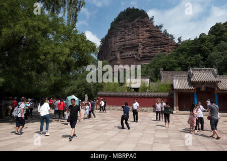 Menschen und Touristen am Maijishan Grotten in der Nähe von Tianshui, Gansu Province, China, Asien. Ort, Höhlen und Grotten mit riesigen Buddha und buddhistischen Statuen Stockfoto