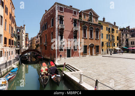 Typische Ansicht der Gondeln und Boote auf dem Kanal von Venedig. Sonnigen Sommertag Stockfoto