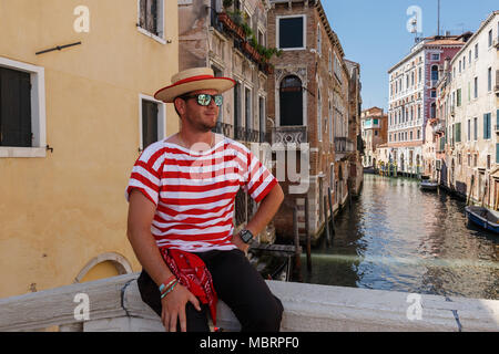 Portrait von Gondoliere mit den typischen Kopfbedeckungen auf ein Kanal von Venedig in Italien Stockfoto