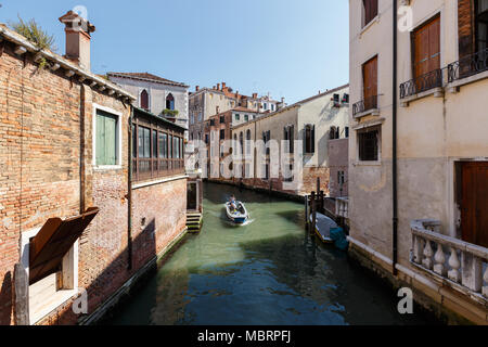 Typische Ansicht der Boot mit Passagieren auf dem Kanal von Venedig. Sonnigen Sommertag Stockfoto