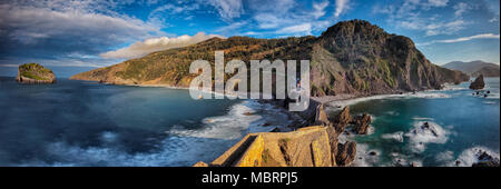 Panoramablick auf St. Johannes von Gaztelugatxe. Stockfoto