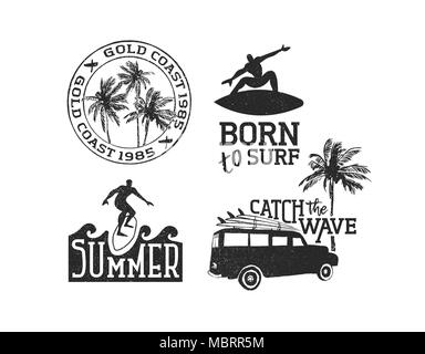 Jahrgang Sommer label Dekoration mit surf Angebote in grunge Stil über Weiß isoliert. Strand und surfen Sammlung von Typografie text Embleme Stock Vektor