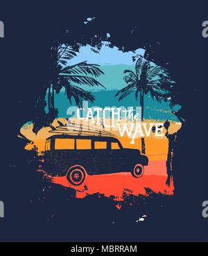 Sommer Urlaub Abbildung mit Text zitieren, Auto- und Surfbretter in tropischen Strand Küste. Vintage Textur Design ideal für Textildruck, Gruß ca Stock Vektor