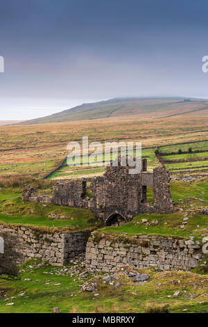 Die Ruinen der Foggintor Steinbruch und großen Mis Tor hinaus in den Nationalpark Dartmoor, Devon, England. Stockfoto