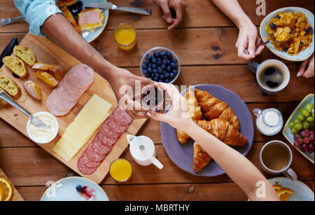 Personen mit Frühstück in der Tabelle mit Nahrungsmitteln Stockfoto
