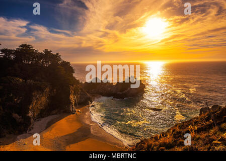 Sonnenuntergang über McWay Falls am Pacific Coast Highway in Kalifornien Stockfoto