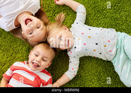 Gerne kleine Kinder liegen auf dem Boden oder Teppich Stockfoto