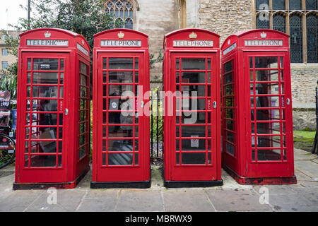 Vier rote Telefonzellen im St. Mary's Passage in der Universitätsstadt Cambridge England Großbritannien Stockfoto