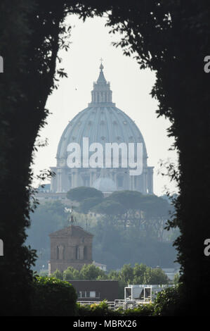 Michelangelo Kuppel der italienischen Renaissance Papale Maggiore Basilica di San Pietro in Vaticano (Päpstlichen Basilika St. Peter im Vatikan) von Il Bu gesehen Stockfoto