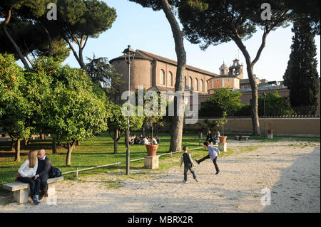 Der Basilika Santa Sabina All'Aventino (Basilika Santa Sabina auf dem Aventin) und Kloster St. Sabina in Giardino Degli Aranci (Der Garten des Stockfoto