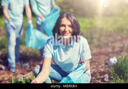 Freiwillige mit Müllsäcke Park Reinigungsfläche Stockfoto