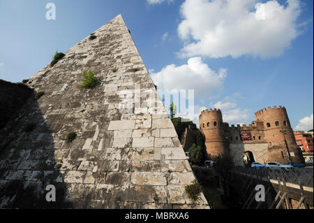 Piramide di Caio Cestio oder Piramide Cestia (Pyramide des Cestius) und Porta San Paolo (San Paolo Tor) in der Aurelianischen Mauern im historischen Zentrum von Rom Liste Stockfoto