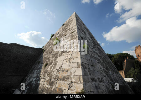 Piramide di Caio Cestio oder Piramide Cestia (Pyramide des Cestius) im historischen Zentrum von Rom aufgeführt von der UNESCO zum Weltkulturerbe in Rom, Italien. April 29. Stockfoto