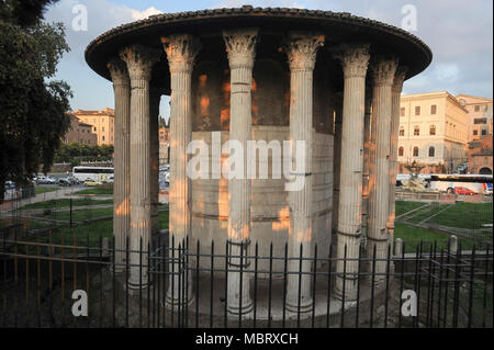 Tempio di Ercole Vincitore (Tempel des Herkules Victor) auf dem Forum Boarium jetzt Piazza della Bocca della Verita im historischen Zentrum von Rom genannten Welt, die Er Stockfoto