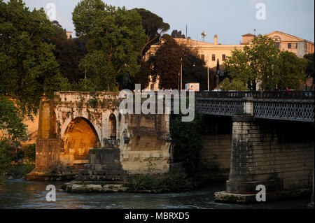 Ponte Allemand (Deutsch Brücke) und den restlichen Arch von Pons Aemilius (Ponte Emilio) heute "ponte rotto (Broken Bridge) im historischen Zentrum von Rom Stockfoto