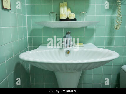 Ein Badezimmer Waschtisch im Continental Hotel, Ho Chi Minh City, Vietnam. Stockfoto