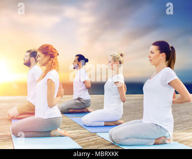 Gruppe von Menschen, die Yoga im Freien Stockfoto