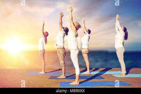 Gruppe von Menschen, die Yoga im Freien Stockfoto