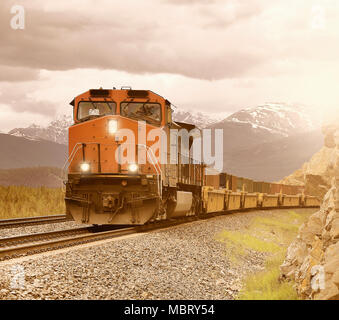 Langen Güterzug fährt durch die Kanadischen Rockies. Stockfoto