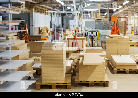 Faserplatten und Spanplatten Lagerung im Werk Stockfoto