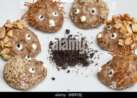Fleisch Schnitzel in Igel Form an der Platte. Kreative kids Menü Stockfoto