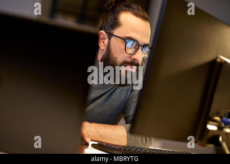 Nahaufnahme der kreativen Mann in der Nacht die Arbeit im Büro Stockfoto