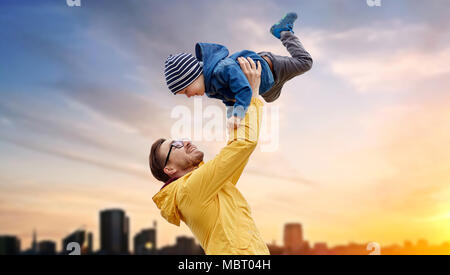 Vater mit Sohn, Spiel und Spaß im freien Stockfoto
