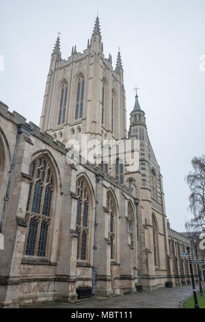 Einem nebligen Wintertag an der Kathedrale von St. Edmundsbury (aka St Edmund, St. James, St. Dennis) in Bury St Edmunds, England. Stockfoto