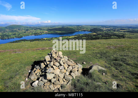 Gipfel Cairn auf Arthurs Hecht fiel, mit Blick auf den Ullswater, Nationalpark Lake District, Cumbria, England, UK Arthurs Hecht fiel ist einer der 214 Wainwr Stockfoto