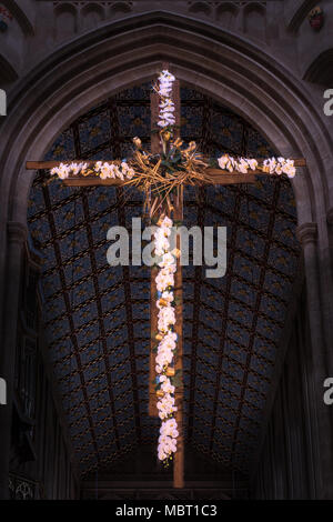 Auferstehung Kreuz über dem Altar in der Kathedrale von St. Edmundsbury (aka St Edmund, St. James, St. Dennis) in Bury St Edmunds, England. Stockfoto