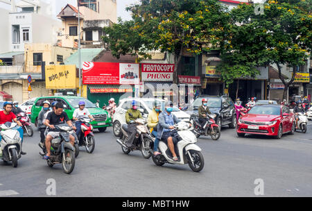 Motorradfahrer, viele tragen Gesichtsmasken, Reiten Ihre Motorräder auf den Straßen von Ho Chi Minh City, Vietnam. Stockfoto