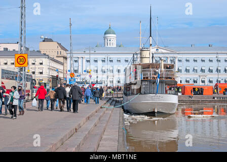 HELSINKI, Finnland - 16 April 2011: schwimmendes Restaurant Nikolaus II. im Hafen in der Nähe von Market Square. Auf dem Hintergrund ist City Hall Gebäude Stockfoto