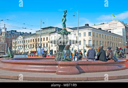 HELSINKI, Finnland - 16 April 2011: Symbol der Helsinki-havis Amanda Brunnen von Ville Vallgren. Menschen rund um den Springbrunnen sitzen Stockfoto