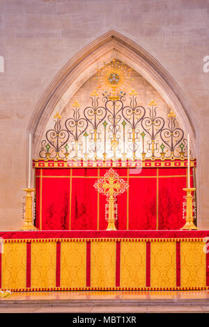 Hauptaltar am östlichen Ende der Kathedrale St. Edmundsbury (aka St Edmund, St. James, St. Dennis) in Bury St Edmunds, England. Stockfoto