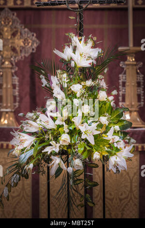 Ostern Blume Anzeige vor dem Hauptaltar in der Kathedrale von St. Edmundsbury (aka St Edmund, St. James, St. Dennis) in Bury St Edmunds, Stockfoto