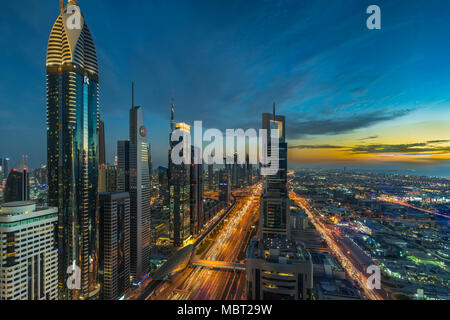 Blick auf die Skyline in der Dämmerung aus dem Financial District in Downtown Dubai, Vereinigte Arabische Emirate, Naher Osten. Stockfoto