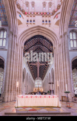 Zentrale Altar unter dem Turm der Kathedrale Kirche von St. Edmundsbury (aka St Edmund, St. James, St. Dennis) in Bury St Edmunds, England. Stockfoto