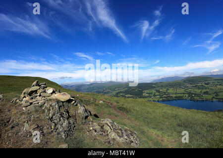 Gipfel Cairn auf Arthurs Hecht fiel, mit Blick auf den Ullswater, Nationalpark Lake District, Cumbria, England, UK Arthurs Hecht fiel ist einer der 214 Wainwr Stockfoto