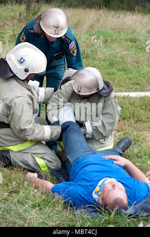 Yartsevo, Russland - 26. August 2011: Mitarbeiter des Ministeriums für Notsituationen bieten Erste Hilfe für die Opfer Stockfoto