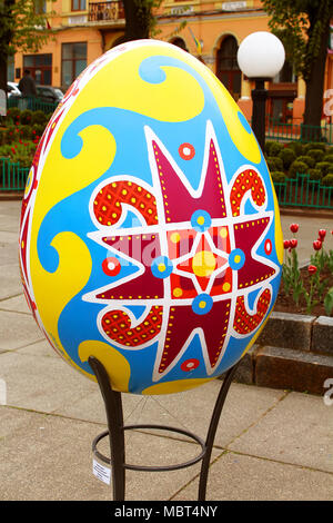 Czernowitz, Ukraine - April 22, 2012: Ukrainische Ostern bemalt Ei (Pysanka) an der Straße von Czernowitz, Ukraine Stockfoto