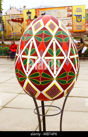 Czernowitz, Ukraine - April 22, 2012: Ukrainische Ostern bemalt Ei (Pysanka) an der Straße von Czernowitz, Ukraine Stockfoto