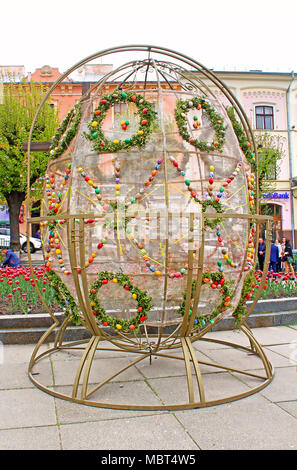 Czernowitz, Ukraine - April 22, 2012: Ukrainische Ostern bemalt Ei (Pysanka) an der Straße von Czernowitz, Ukraine Stockfoto