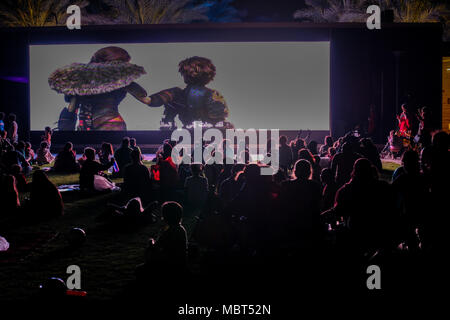 Outdoor Cinema Display, Kinder mit Eltern sahen Film bei Umm Al Emarat Park, Abu Dhabi, VAE Stockfoto