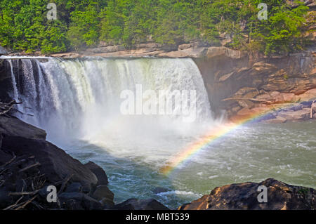 Regenbogen auf Cumberland fällt in Cumberland Falls State Park in Kentucky Stockfoto