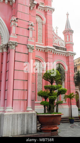 Tan Dinh Kirche, oder der Rosa Kirche, ein französisch-kolonialen Römisch-katholische Kirche, Ho Chi Minh City, Vietnam. Stockfoto