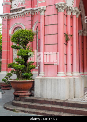 Tan Dinh Kirche, oder der Rosa Kirche, ein französisch-kolonialen Römisch-katholische Kirche, Ho Chi Minh City, Vietnam. Stockfoto