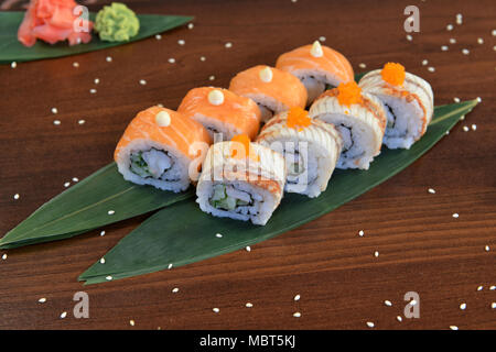 Sushi mit Lachs, Aal, Thunfisch, Avocado, Royal Garnelen, Frischkäse Philadelphia, Kaviar tobica, chuka. Menü Sushi japanische Küche Stockfoto