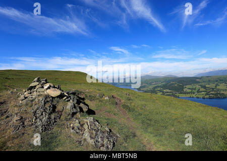 Gipfel Cairn auf Arthurs Hecht fiel, mit Blick auf den Ullswater, Nationalpark Lake District, Cumbria, England, UK Arthurs Hecht fiel ist einer der 214 Wainwr Stockfoto