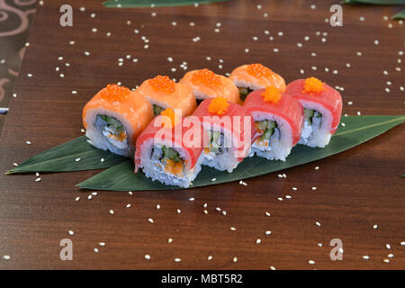Sushi mit Lachs, Aal, Thunfisch, Avocado, Royal Garnelen, Frischkäse Philadelphia, Kaviar tobica, chuka. Menü Sushi japanische Küche Stockfoto